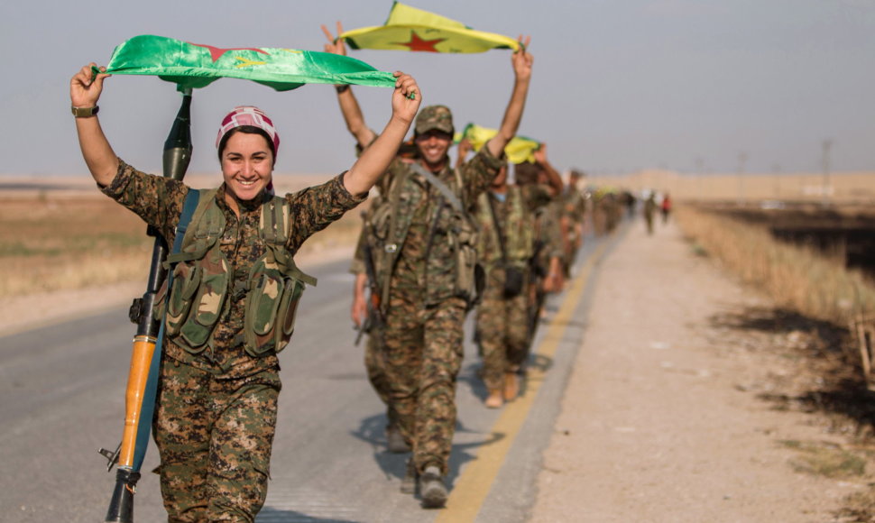 Kurdų kovotojos prieš IS džihadistus