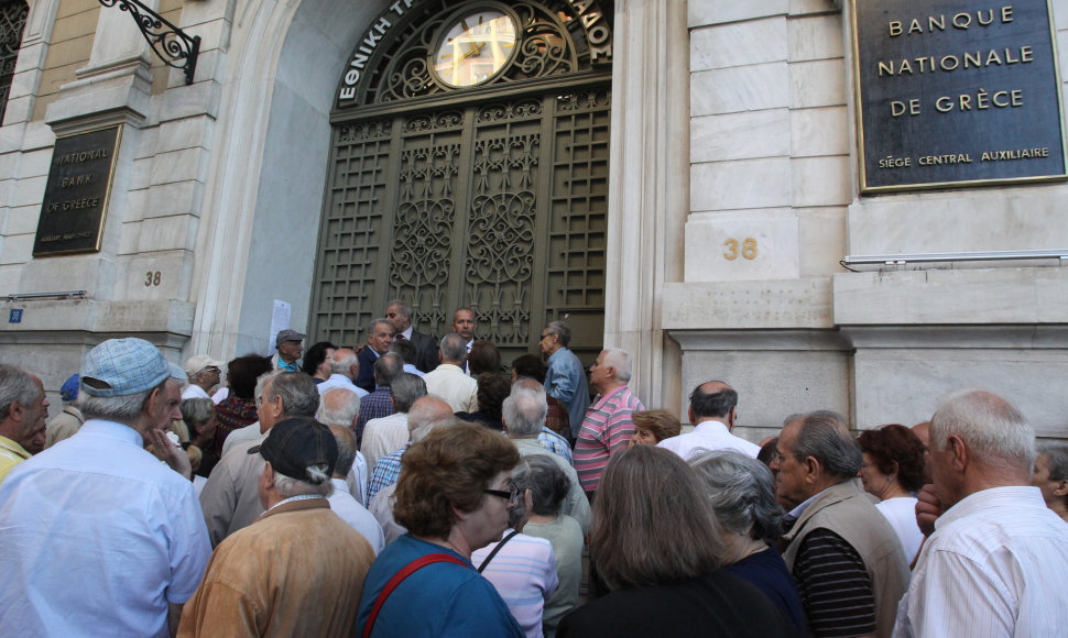 Minia pensininkų prie Graikijos centrinio banko pastato