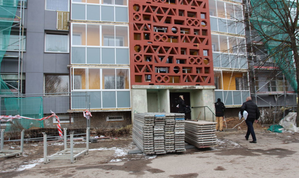 Marijampolės daugiabučio gyventojai skundžiasi prasta renovacijos darbų kokybe