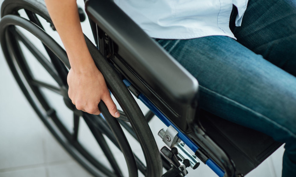 Moteris neįgaliesiems skirtame vežimėlyje 