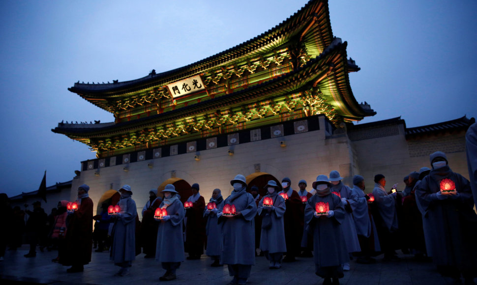 Budistų vienuoliai proteste ragina atsistatydinti Pietų Korėjos prezidentę 