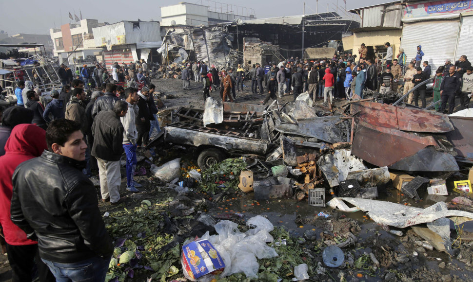 Bagdade prie įėjimo į pagrindinį daržovių turgų sekmadienį mirtininkas susprogdino užminuotą automobilį