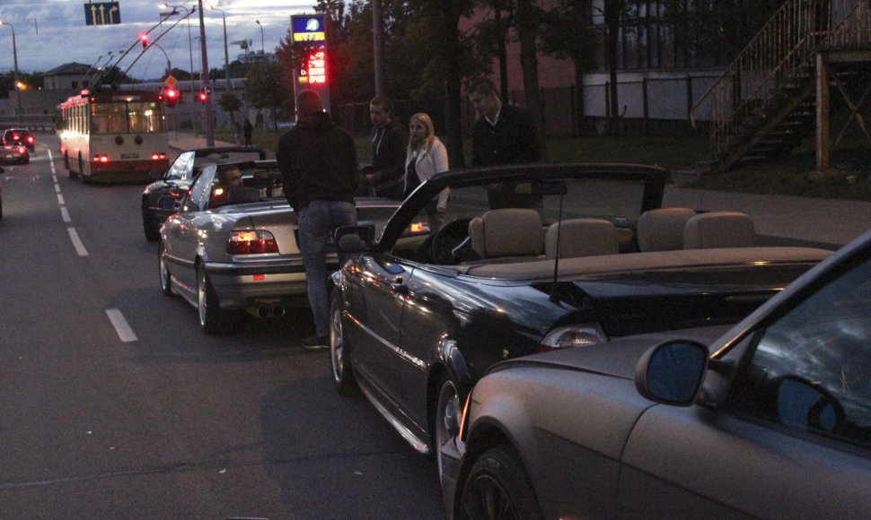 Vilniuje per avariją apgadinti penki BMW kabrioletai