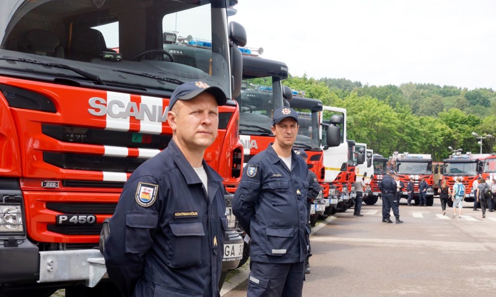 Ugniagesiams gelbėtojams perduotos naujos gaisrinės automobilinės cisternos ir lengvieji automobiliai