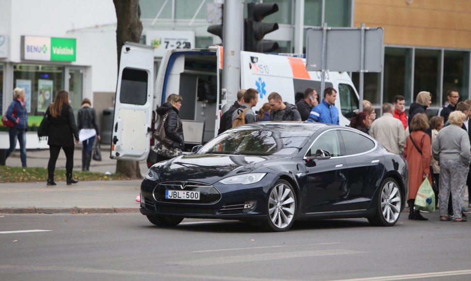 Kaune automobiliu „Tesla“ partrenkė 15-metį