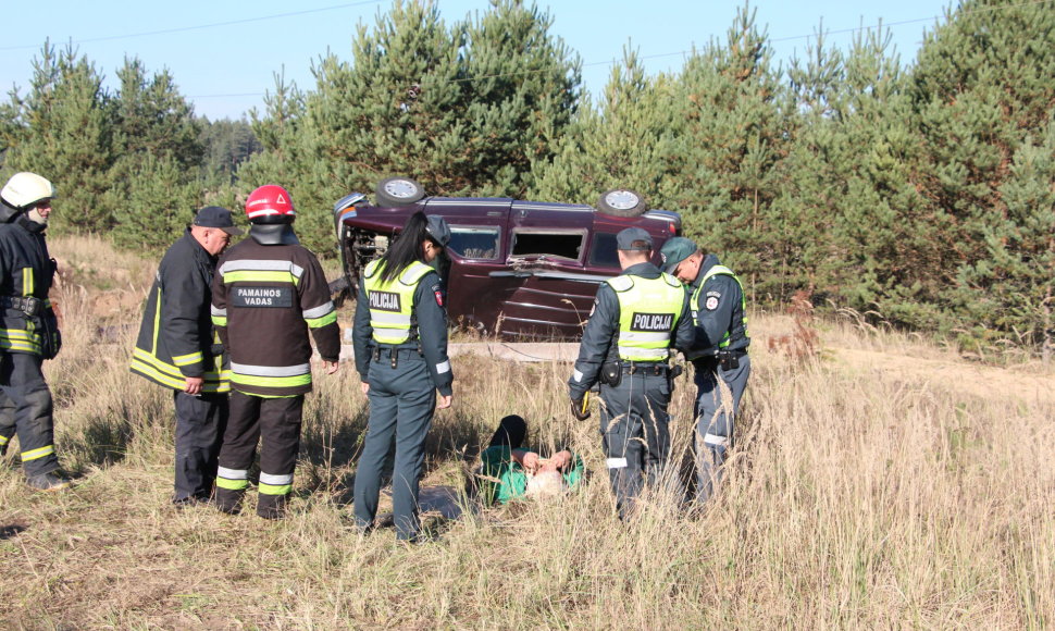 Trečiadienį, apie 11.40 val., kelyje Jurbarkas-Smalininkai nuo kelio nuvažiavo girto vairuotojo automobilis.