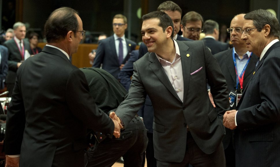 Aleksis Cipras sveikinasi su ES lyderiais.