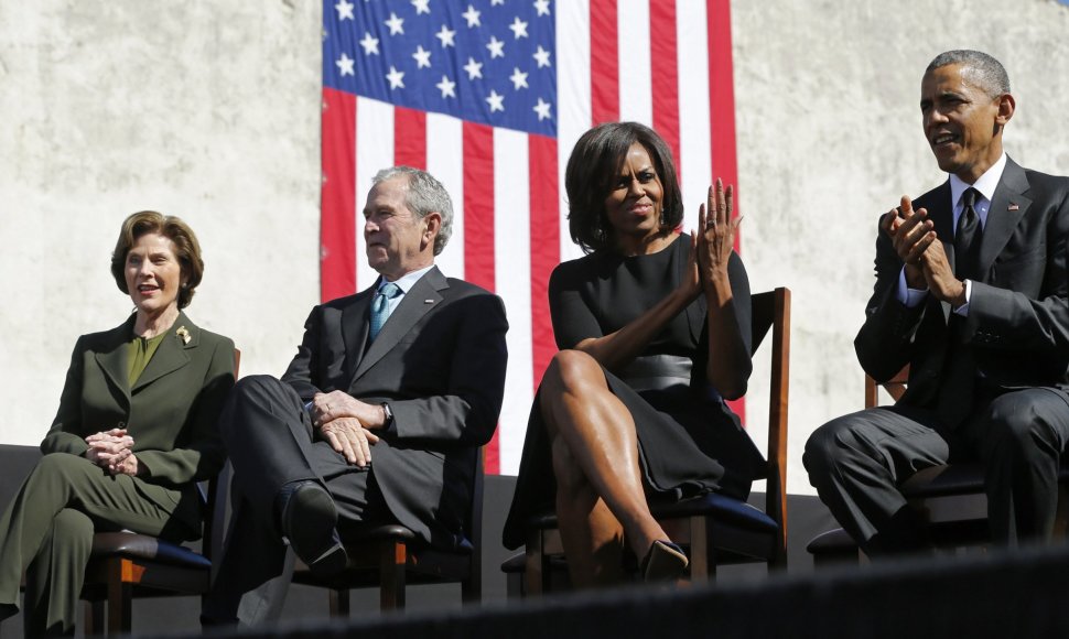 Laura ir George'as W.Bushai bei Michelle ir Barackas Obama.