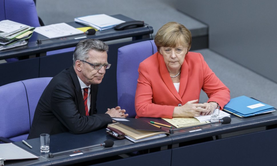 T.de Maiziere ir Angela Merkel