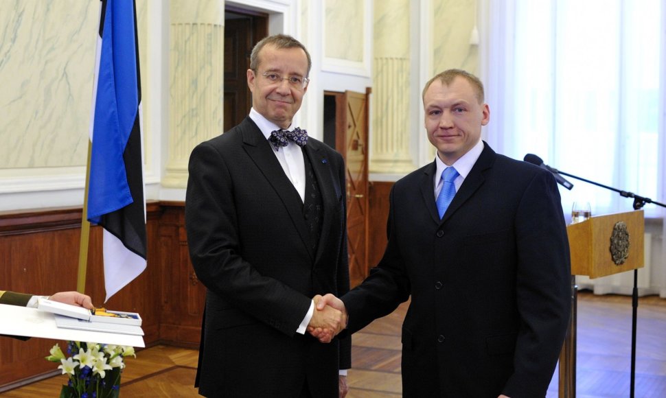 Estijos prezidentas Toomas Hendrikas Ilvesas ir Estonas Kohveras (dešinėje)