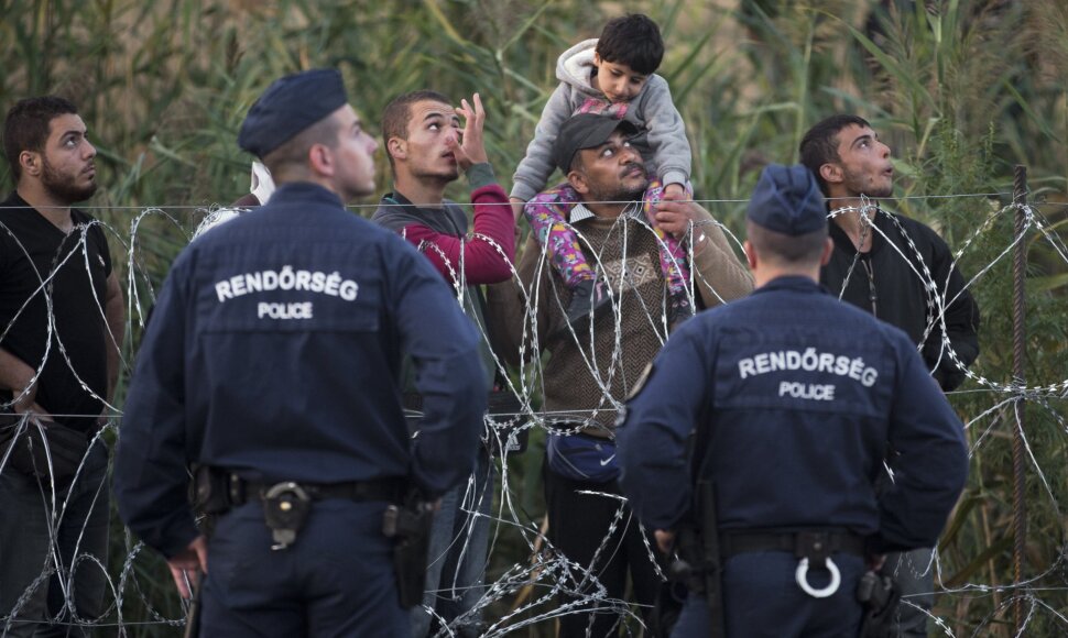 Vengrijos policija saugo migrantus