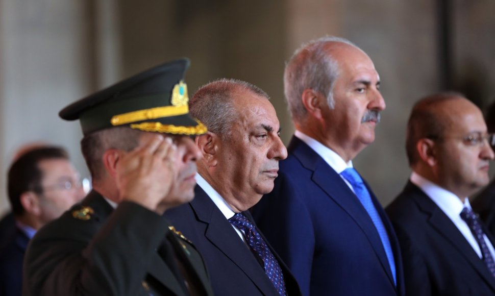 Numanas Kurtulmusas (centre)