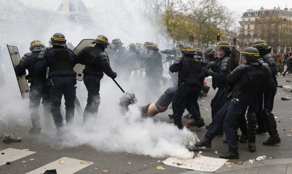 Prancūzijoje protestuojančią minią vaikė policija