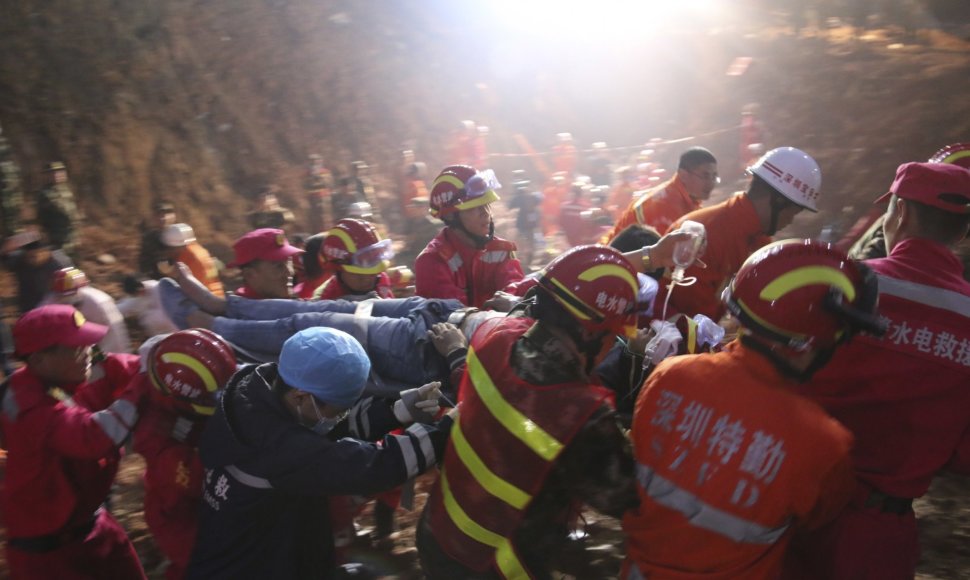 Kinijoje gelbėtojai atrado gyvą likusį žmogų