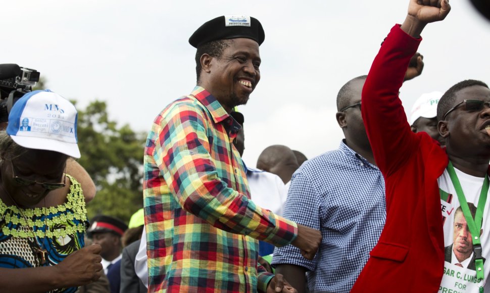 Zambijos lyderis Edgaras Lungu šoka prezidentinės kampanijos metu (centre)