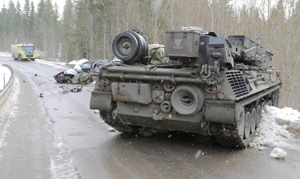 NATO tankas susidūrė su lengvuoju automobiliu