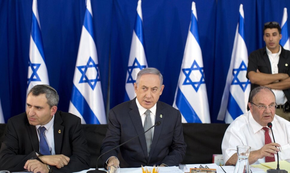 Benjaminas Netanyahu (viduryje)