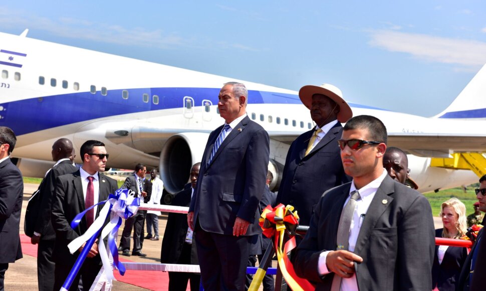 Benjaminas Netanyahu atvyko į Ugandą