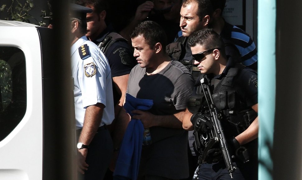 Graikijos policijos pareigūnai veda sulaikytą Turkijos karininką