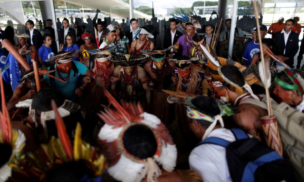 Brazilijoje lankais ginkluoti genčių protestuotojai mėgino įsiveržti į Kongresą
