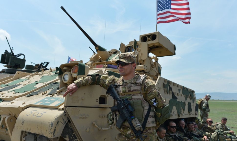 JAV karys prie pėstininkų kovos mašinos „Bradley“