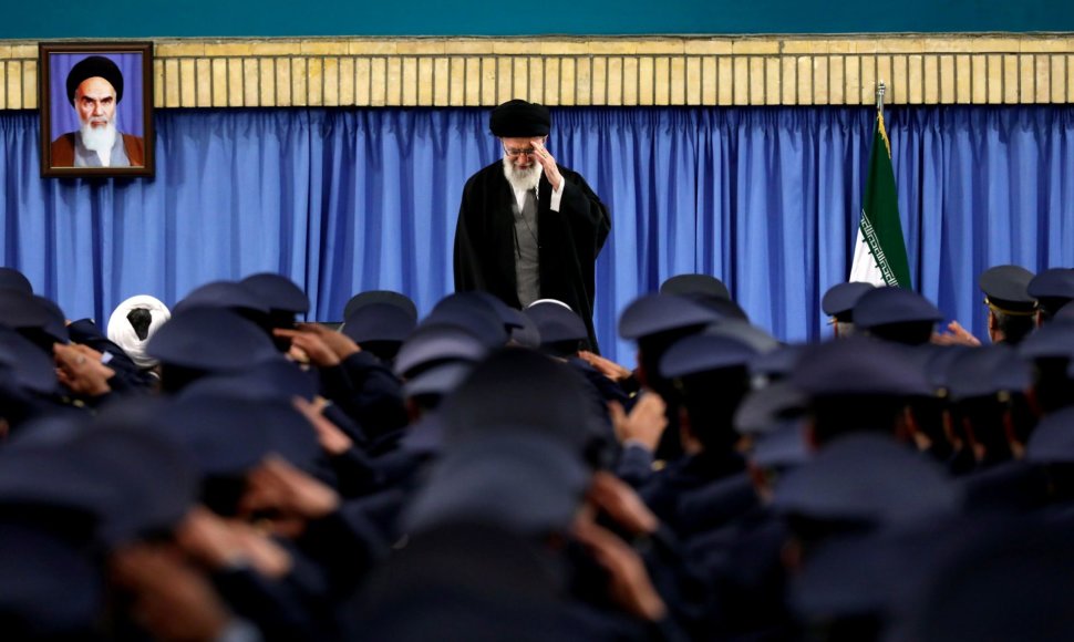 Irano ajatola Ali Khamenei atiduoda pagarbą karinių oro pajėgų nariams