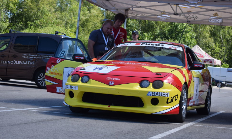 Komandos „Medinis ratlankis“ automobilis „Honda Integra“