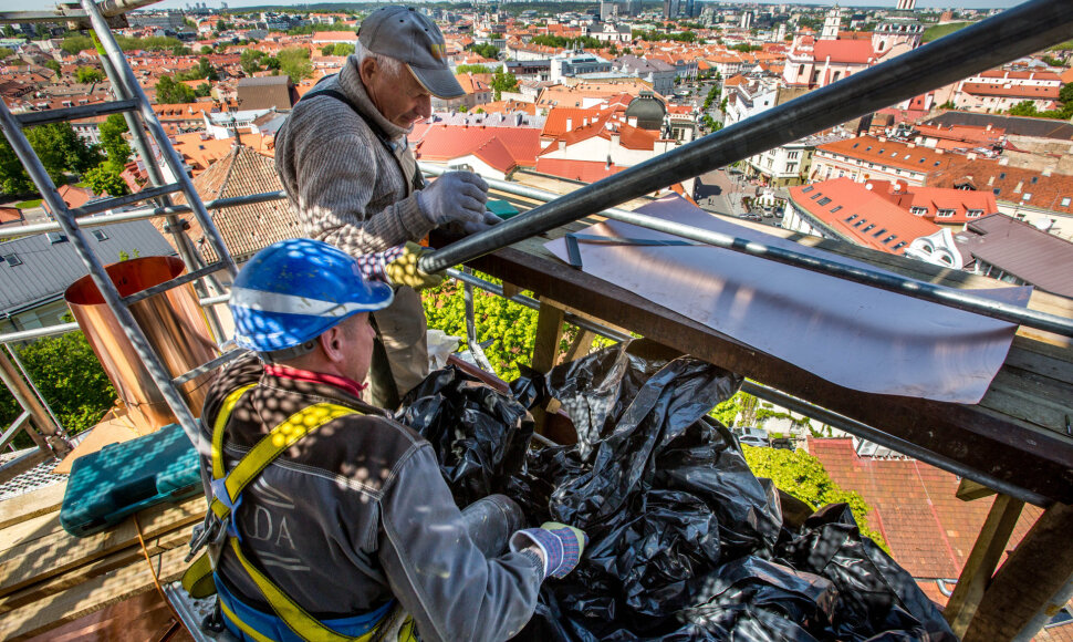 Auk&scaron;tybėse dirbantys statybininkai tvarko unitų bažnyčios bok&scaron;tą