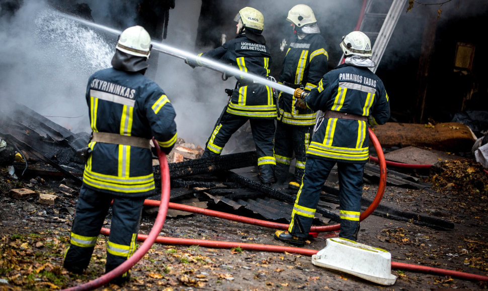 Gelbėtojai malšina gaisrą Vilniaus Kreivajame skersgatvyje 