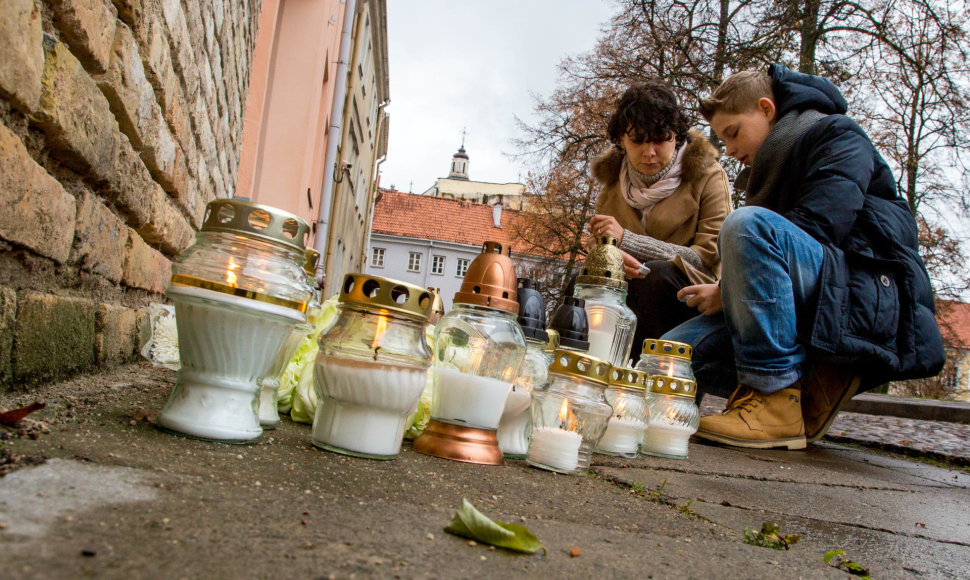 Žvakutės prie Prancūzijos ambasados Vilniuje