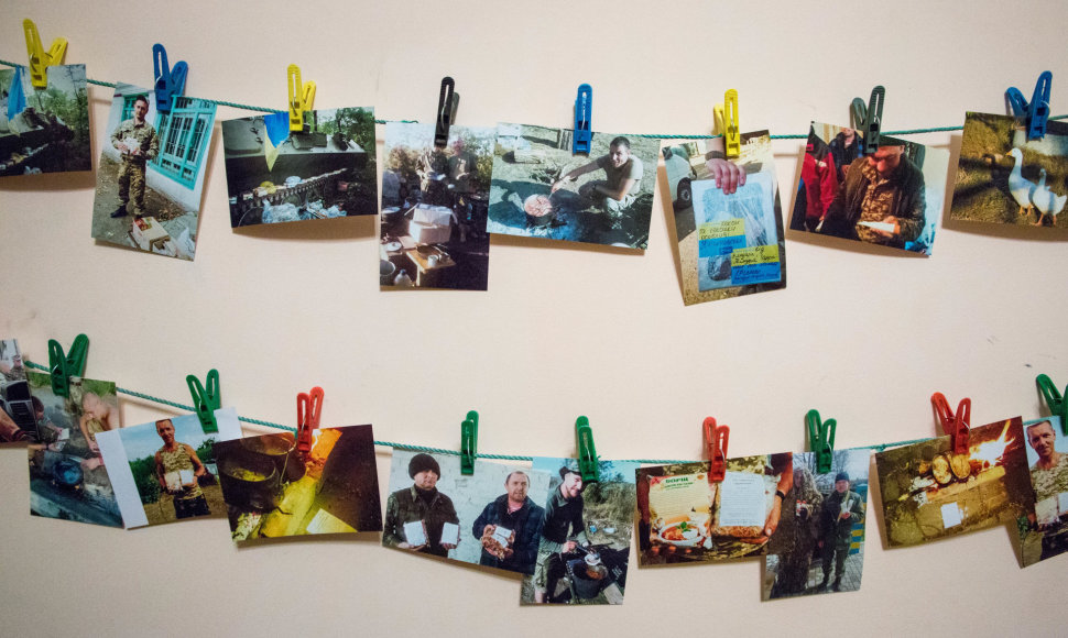 Ant sienos pakabintos nuotraukos - karių padėka moterims už jų darbą
