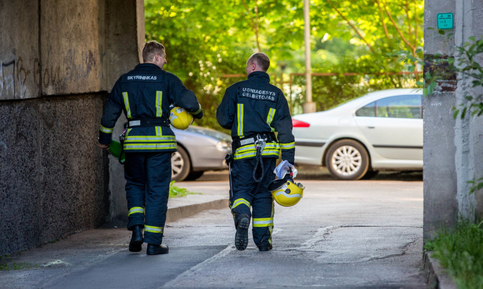 Ugniagesiai gelbėtojai po gaisro užgesinimo