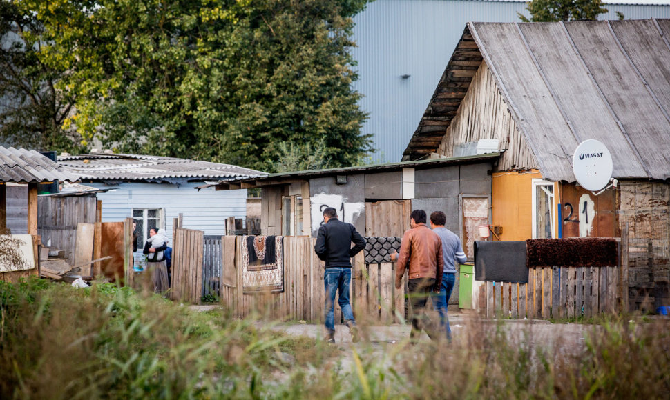 Kirtimų tabore čigonai nelaukė buldozerių – patys nugriovė tris namus