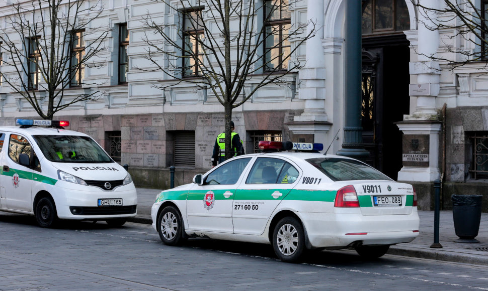 Gavus pranešimą apie neva užminuotą Vilniaus apygardos teismą buvo evakuotas pastatas