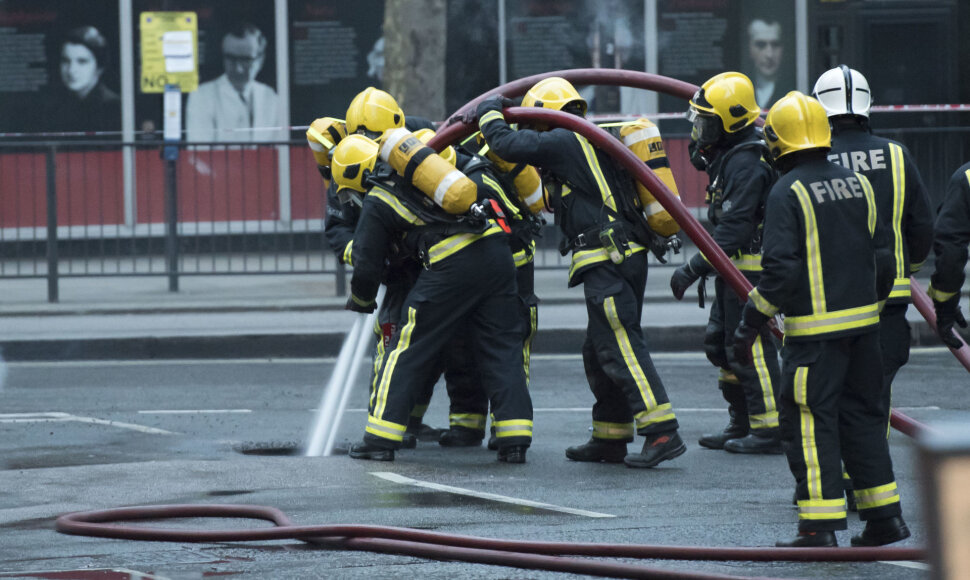 Londono ugniagesiai įvykio vietoje.