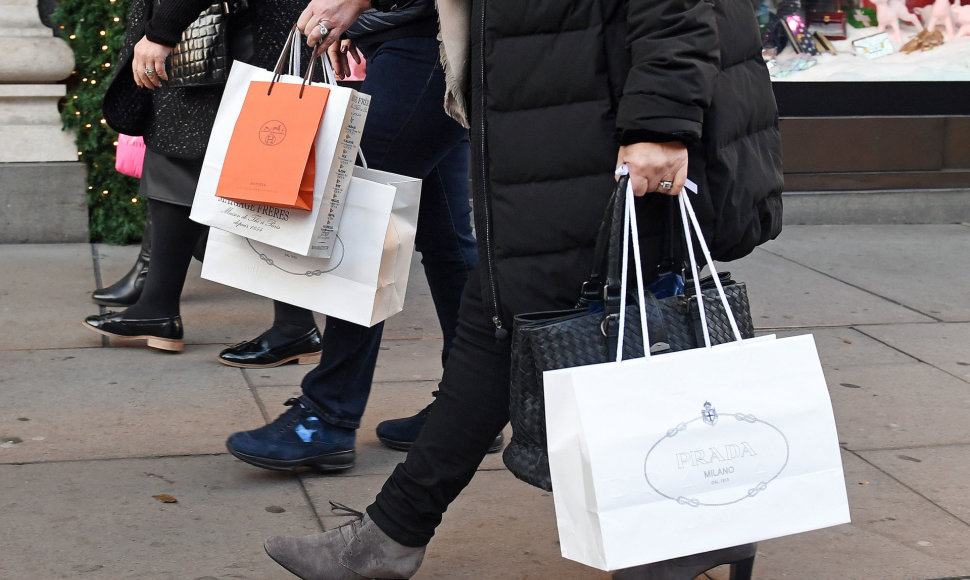 Londone lietuviai perka įvairiausias prekes - nuo drabužių iki higienos priemonių.