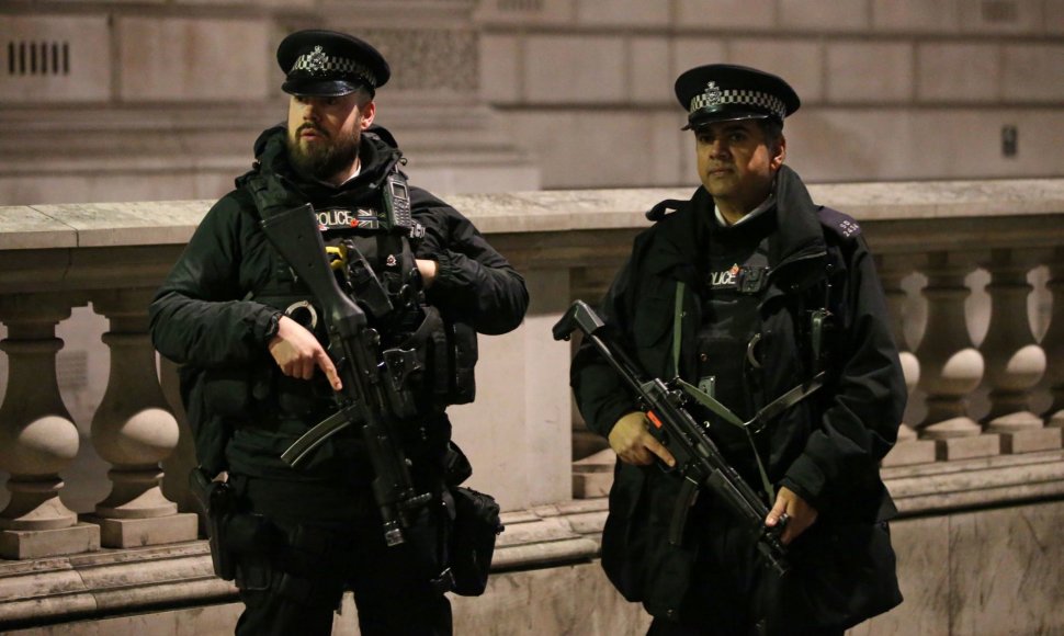 Ginkluota policija Londone.