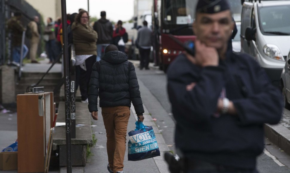 Prancūzijos policija likvidavo migrantų stovyklą Paryžiuje