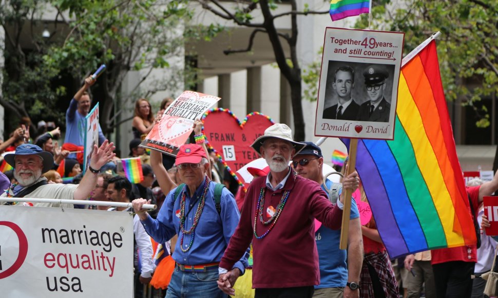 San Fransiske surengtas paradas Aukščiausiajam teismui įteisinus tos pačios lyties santuokas
