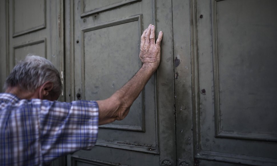 Pensininkas prie Graikijos banko durų