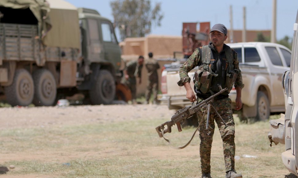 Sirijos Kurdų apsaugos būriai ginasi nuo Islamo valstybės kovotojų