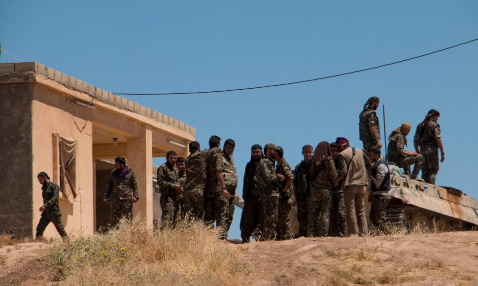 Kurdų apsaugos būriai atkovotoje teritorijoje Sirijos pietuose