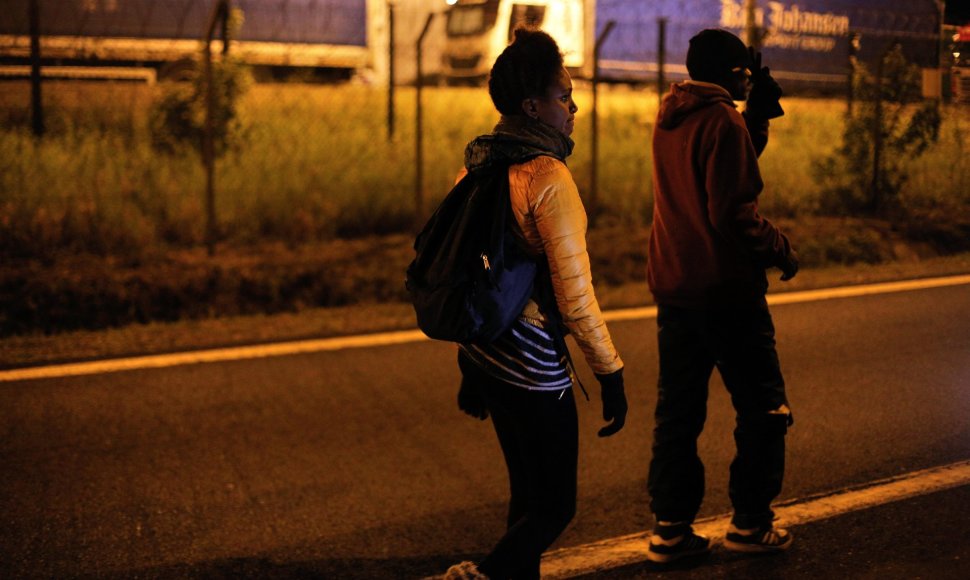 Migrantai Prancūzijoje keliauja link Lamanšo tunelio