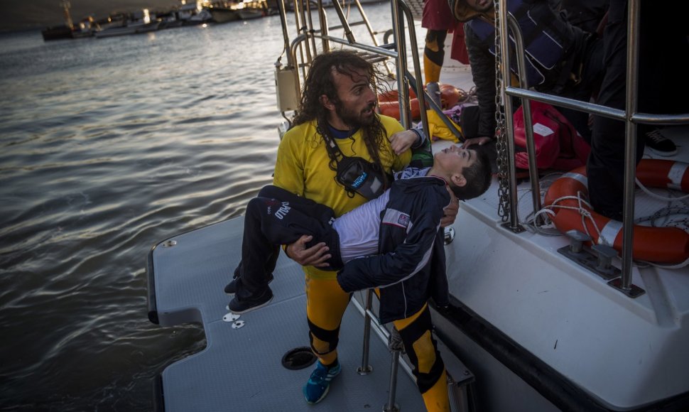 Gelbėtojai gelbėja žmones iš skęstančio laivo
