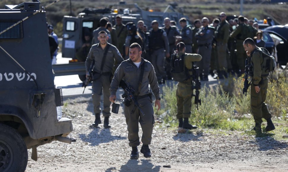 Vakarų Krante palestinietis nukreipė automobilį į Izraeliečius karius ir buvo pašautas