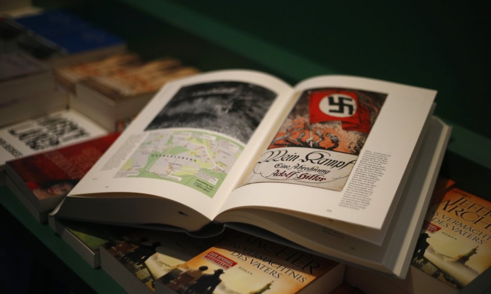 Hitlerio knyga „Mano kova“ su istorikų komentarais Vokietijos knygynuose