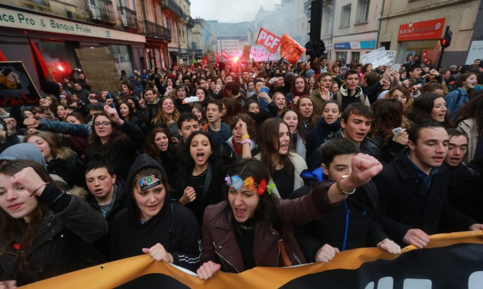 Prancūzijoje dėl darbo reformų protestuojantys demonstrantai susirėmė su policija