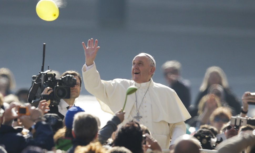 Popiežius mėgina pasiekti balioną Vatikane