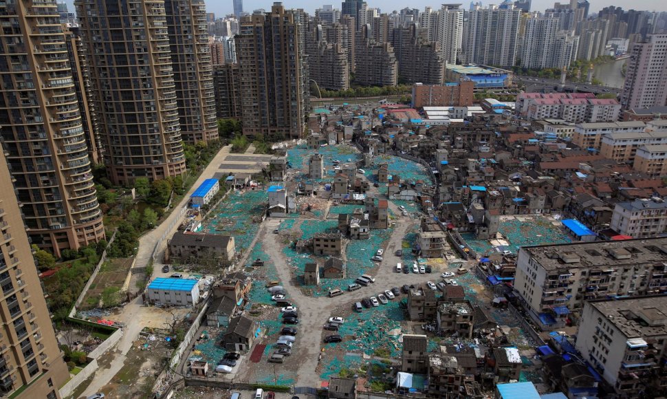 Ant aukso vertės žemės Šanchajuje gyvenantys kinai nesutinka atiduoti savo namų pusvelčiui