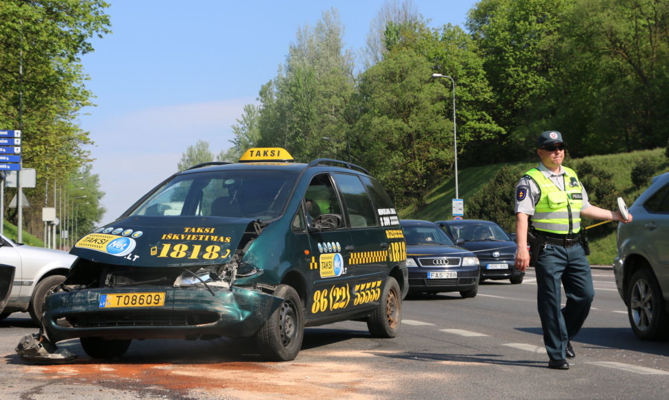 Liudininkų teigimu, taksi automobilis skriejo dideliu greičiu